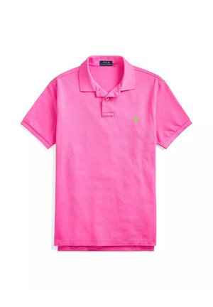 Polo shirt rosa brillante con colletto e maniche corte, caratterizzato da un piccolo logo verde sulla parte sinistra del petto.