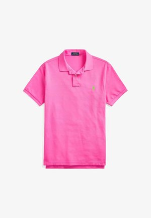 Polo shirt rosa brillante con colletto e maniche corte, caratterizzato da un piccolo logo verde sulla parte sinistra del petto.