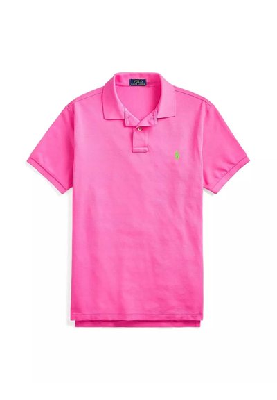 Polo shirt rosa brillante con colletto e maniche corte, caratterizzato da un piccolo logo verde sulla parte sinistra del petto.