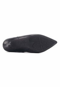 Zapato de tacón alto negro con punta afilada, parte superior de cuero suave y suela de goma texturizada con un patrón geométrico.