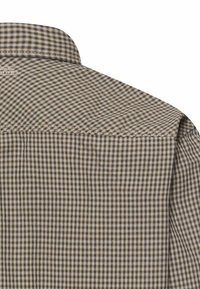 Brunt og beige ternet stof med præcise syninger, nærbillede af en skjortes øvre ryg og kraveområde.