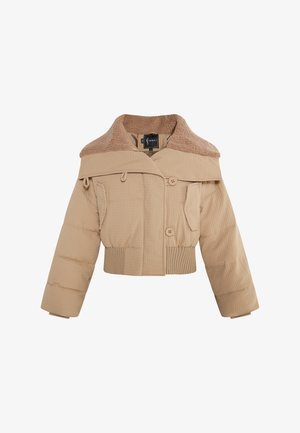 Afskåret beige pufferjakke med kviltet tekstur, en krave af faux pels, to forlommer og ribbet kant. Har knaplukninger.