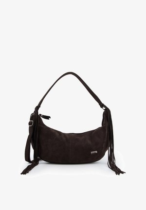 Bruine suède handtas met een gebogen vorm, voorzien van een enkele schouderriem en franjes aan de zijkanten. Minimale hardware details.