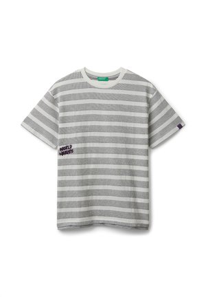 Camiseta de manga corta a rayas grises, con cuello redondo, patrón texturizado y un pequeño estampado gráfico morado en la parte frontal izquierda.