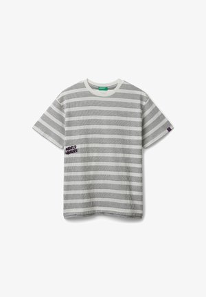 Gestreiftes graues T-Shirt mit kurzen Ärmeln, das einen Rundhalsausschnitt, ein strukturiertes Muster und einen kleinen lila Grafikdruck auf der linken Vorderseite aufweist.