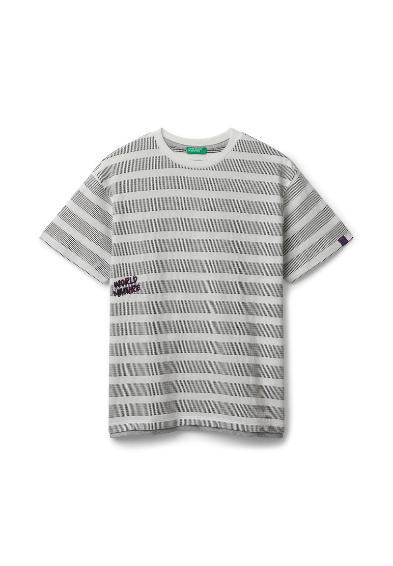 Camiseta de manga corta a rayas grises, con cuello redondo, patrón texturizado y un pequeño estampado gráfico morado en la parte frontal izquierda.