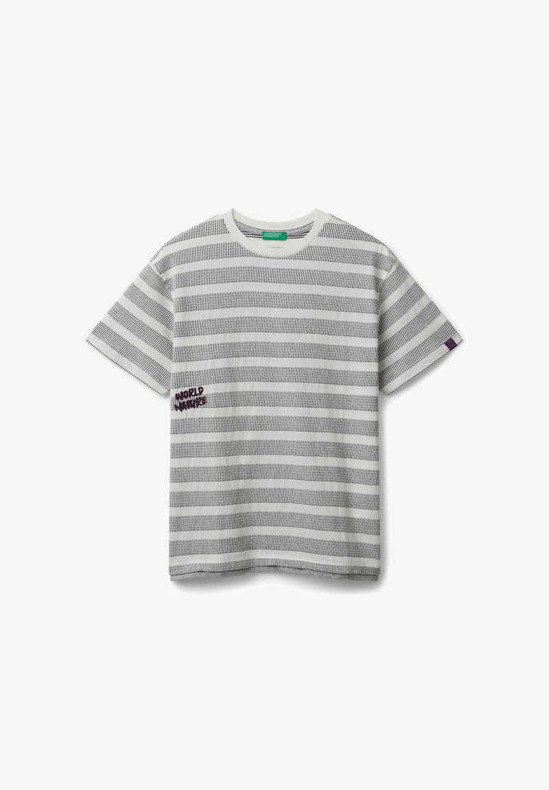 Camiseta de manga corta a rayas grises, con cuello redondo, patrón texturizado y un pequeño estampado gráfico morado en la parte frontal izquierda.