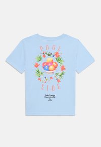 Svjetloplavi pamučni majica s božurastim dizajnom s lopticama za bazen, cvjetnim naglascima i tekstom "POOL SIDE" na leđima, s logotipom ispod.