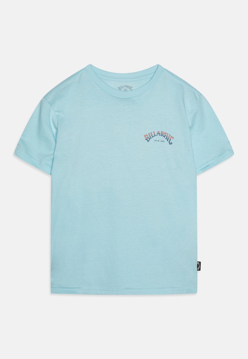 Šviesiai mėlynas trumparankovė marškinėliai, pagaminti iš medvilnės, su mažu raudonu ir mėlynu logotipo piešiniu priekyje. Apvalus iškirpimas, standartinė forma.