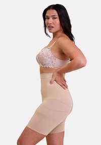 Beige hoge taille shaping shorts met een gladde, rekbare textuur. Inclusief een kanten bralette in een bijpassende nude tint.