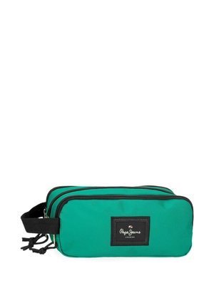 Bolsa rectangular verde con doble cremallera, ribete negro, asa negra en un lado y una etiqueta negra que dice "Pepe Jeans London".