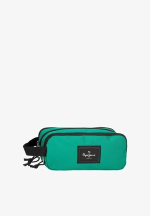 Bolsa rectangular verde con doble cremallera, ribete negro, asa negra en un lado y una etiqueta negra que dice "Pepe Jeans London".