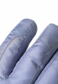 Violetit kangaskäsineet, joissa on sileä rakenne, ommeltuja yksityiskohtia ja selvästi määriteltyjä sormiosia liikkuvuuden takaamiseksi.