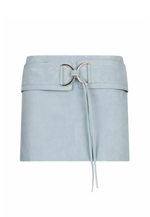 Lichtblauwe suède minirok met brede tailleband en zilveren dubbele ringriem, gestrikt met bijpassende suède riemen.