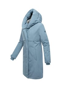Chaqueta azul claro con un alto cuello plegable, cierre frontal con cremallera, bolsillos laterales y puños acanalados. Fabricada con material impermeable.