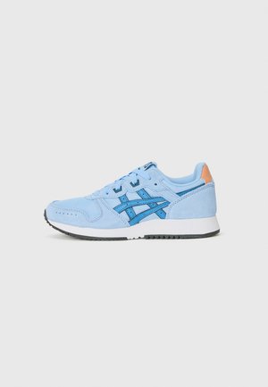 Sapatilha de camurça azul claro com detalhes em malha, riscas azul escuro, entressola branca e sola preta. Apresenta uma aba de calcanhar em laranja pastel.