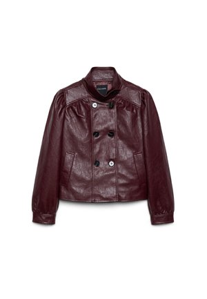 Bordeauxrote Kunstlederjacke mit hohem Kragen, gepolsterten Schultern, zweireihigen schwarz-weißen Knöpfen und Seitentaschen.