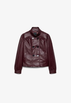 Bordeauxrote Kunstlederjacke mit hohem Kragen, gepolsterten Schultern, zweireihigen schwarz-weißen Knöpfen und Seitentaschen.