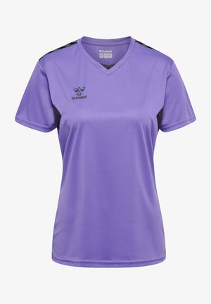 Jersey deportivo morado hecho de tela sintética, con un diseño de cuello en V, detalles negros en los hombros y el logo de Hummel en la parte frontal.