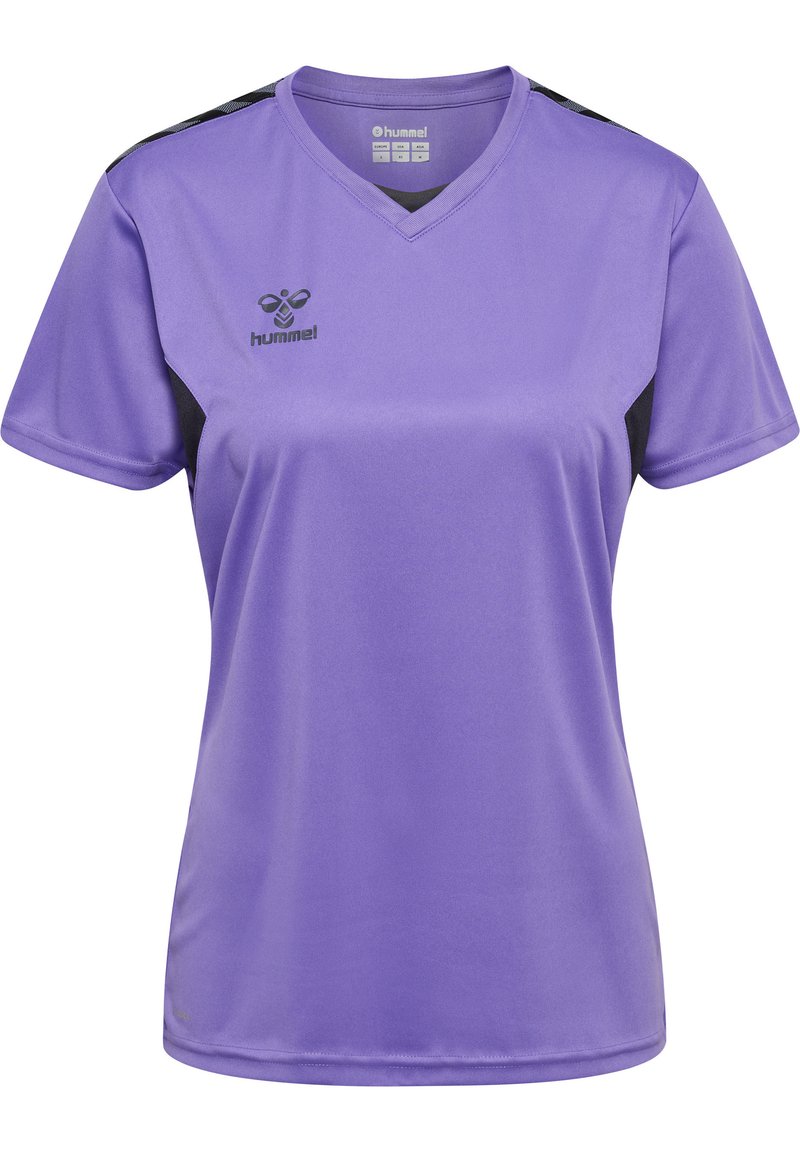 Jersey deportivo morado hecho de tela sintética, con un diseño de cuello en V, detalles negros en los hombros y el logo de Hummel en la parte frontal.