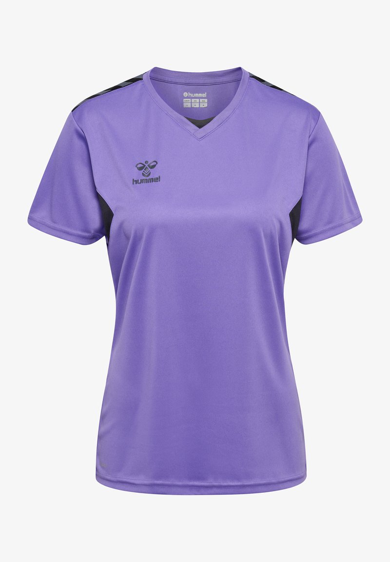 Jersey deportivo morado hecho de tela sintética, con un diseño de cuello en V, detalles negros en los hombros y el logo de Hummel en la parte frontal.