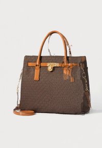 Borsa marrone con motivo a fantasia e dettagli in pelle color cuoio, dotata di due manici superiori, una serratura color oro e una tracolla removibile.