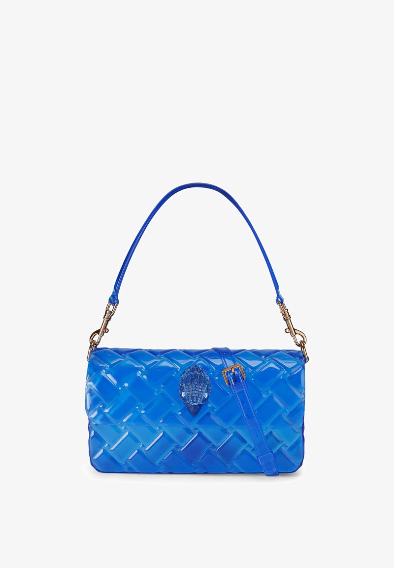 Borsa trapuntata blu con finitura lucida, manico superiore, tracolla staccabile e chiusura decorativa con gioiello al centro.