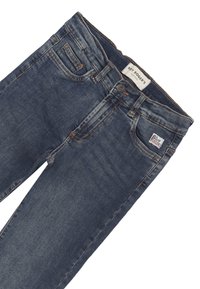 Jeans in denim blu scuro con taglio dritto, caratterizzati da cuciture dorate, chiusura anteriore con bottone e una patch con logo vicino alla vita.