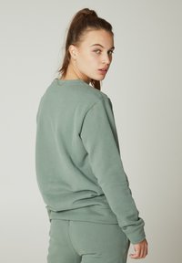 Protest PRTMANSIRI - Sudadera - glass bottlegreen