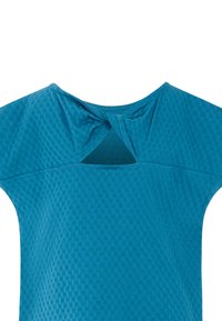 Teal majica s kratkim rukavima koja sadrži teksturirani uzorak, otvor u obliku ključa na leđima i okrugli izrez s glatkim završetkom.