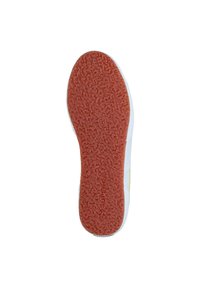 Suola di scarpa in gomma con motivo rosso testurizzato. Circondata da un bordo bianco, presenta una leggera curvatura sui bordi. Caratterizzata dal testo in rilievo "SUPERGA".
