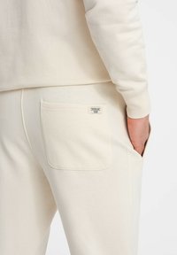 Ombre KANGAROO SET - Chándal - cream