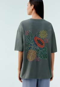 Next EMBROIDERED FRUIT BACK GRAPHIC SHORT SLEEVE CREW NECK  - Triko s potiskem - charcoal green