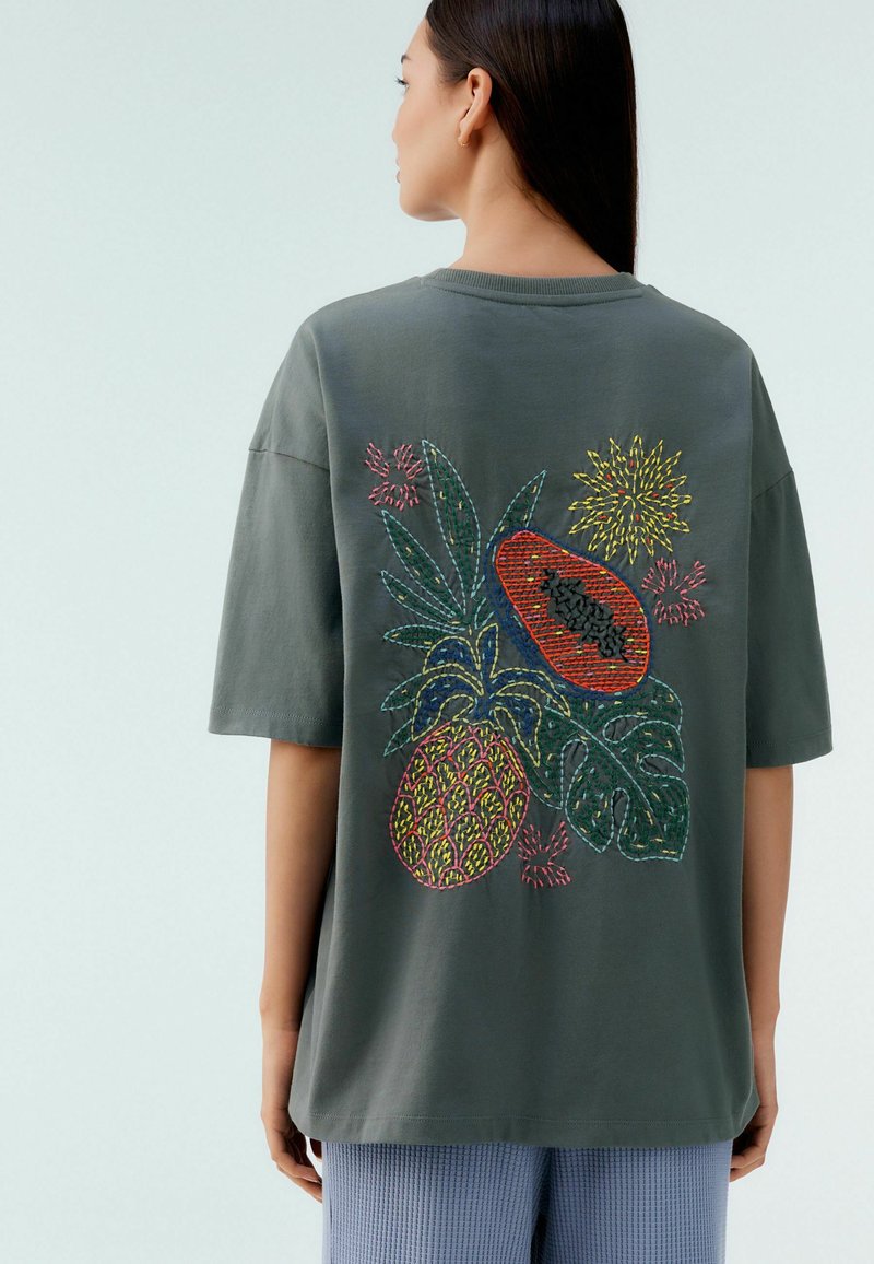 Next EMBROIDERED FRUIT BACK GRAPHIC SHORT SLEEVE CREW NECK  - Triko s potiskem - charcoal green