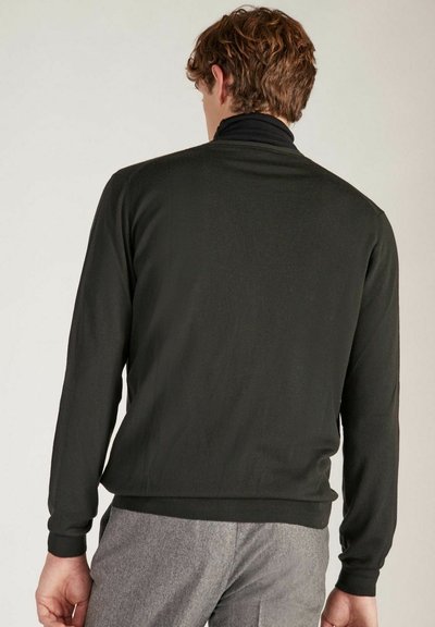 Haut noir à manches longues avec un col montant. Texture lisse et design ajusté. Manches à bords côtes et ourlet. Fond neutre mettant en valeur sa simplicité.