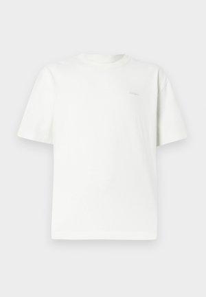 Λευκό βαμβακερό t-shirt με στρογγυλή λαιμόκοψη, κοντά μανίκια και ένα μικρό ανάγλυφο λογότυπο στο στήθος. Μαλακή υφή και άνετη εφαρμογή.