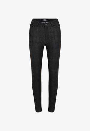 Pantalones de mezclilla negra con un sutil patrón texturizado, corte slim, diseño de cinco bolsillos y acentos de metal en la cintura y los bolsillos.