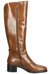 Bottes en cuir marron arrivant à mi-mollet avec une finition brillante, fermeture éclair sur le côté, bout carré et un talon bloc modéré.