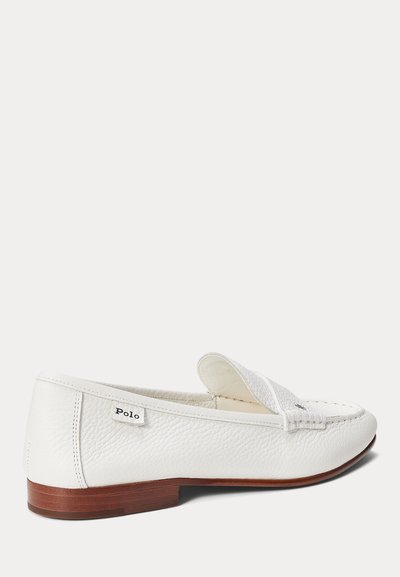 Λευκό δερμάτινο loafers χωρίς κορδόνια με χαμηλό καφέ ξύλινο τακούνι και ετικέτα μάρκας Polo στο πλάι, εμφανίζεται από την εξωτερική πλευρά σε απλό φόντο.