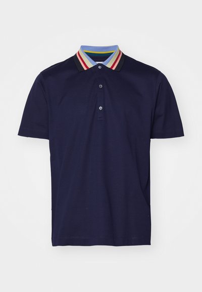 Polo shirt navy avec un col rayé multicolore, présentant une patte de boutonnage à deux boutons et des manches courtes. Texture de tissu douce.