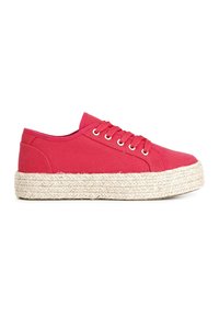 Rote Leinensneaker mit runder Spitze, sieben Metallösen und Juteschnursohle. Verfügt über ein niedriges Design und eine glatte Stofftextur.