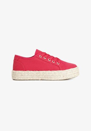 Rød lærreds sneaker med rund tå, syv metaløjer og jute reb sål. Har et lavt topdesign og en glat tekstur.
