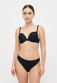 Zwart bikiniset met een gevormde onderwire top met verstelbare banden en een klassieke bikini onderkant, gemaakt van gladde, rekbare stof.