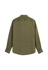 Camicia a maniche lunghe in lino verde oliva. Presenta un colletto a punta, polsini con bottoni e un orlo curvo. Tessuto liscio senza motivi visibili.