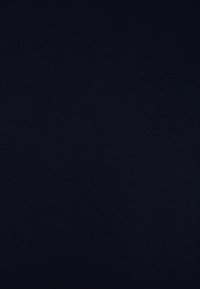 Donker marineblauwe stof met een gladde textuur, een egale oppervlakte en zonder zichtbare patronen of versieringen. Zacht en lichtgewicht materiaal.