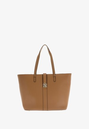 Borsa tote in pelle marrone con doppi manici piatti, dettaglio di cucitura verticale e una decorazione con lucchetto color oro al centro. Texture liscia.