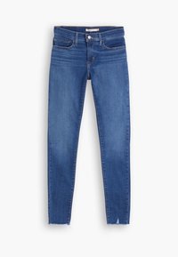 Jeans ajustados azules de denim, con una cintura de altura media, bolsillos delanteros y detalles de dobladillo deshilachado en los tobillos.