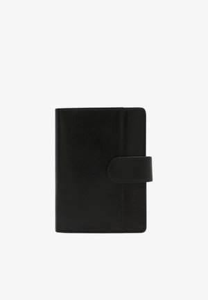 Portefeuille bifold en cuir noir avec une fermeture à sangle à bouton-pression, présenté fermé sur un fond blanc.