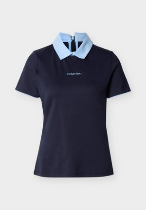 Tricou polo cu mânecă scurtă de culoare albastru închis, cu guler albastru deschis și logo-ul „Calvin Klein” plasat în centrul pieptului.