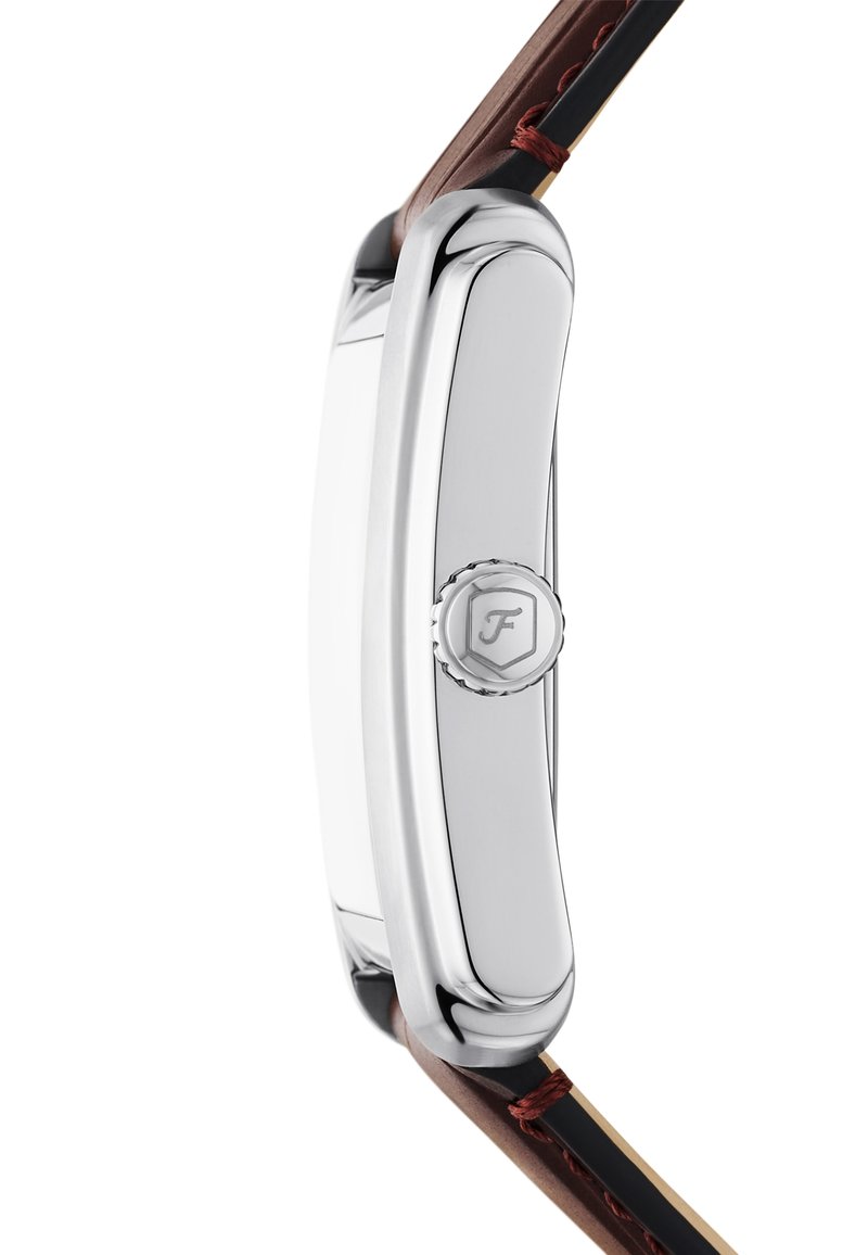 Silberne Metall-Uhr mit einer glatten, polierten Oberfläche, rechteckigem Gehäuse und braunem Lederarmband mit roter Naht und schwarzen Akzenten.